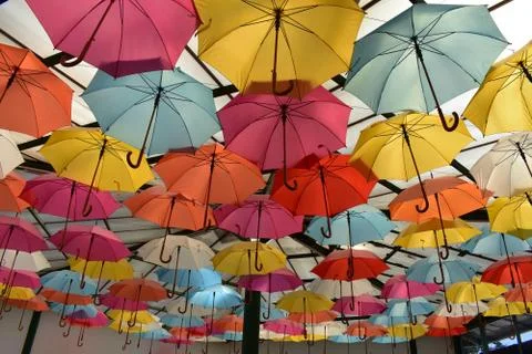 Low angle shot of seamless pattern of colorful umbrella roofing Foto stock