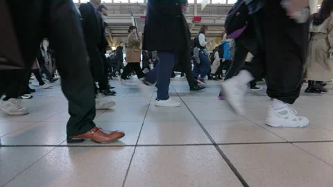 Low angle shot of shoes and feet of people walking in a Tokyo subway station Vidéo 295186578
