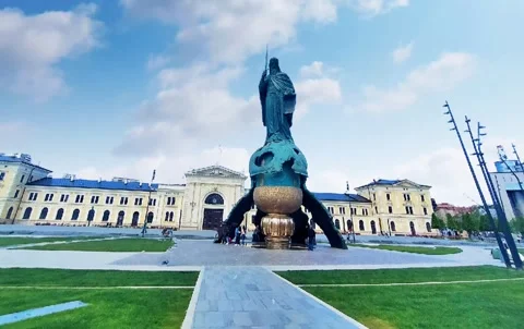 "Low angle shot of Stefan Nemanja monument on Sava Square in Belgrade, Serbia Vidéo 172145996