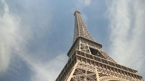Low angle shot of the Tour Eiffel in Paris Video stock 78980017