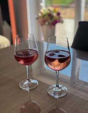 Low angle shot of two glasses of rose wine outside on a rustic wooden picni.. Foto stock