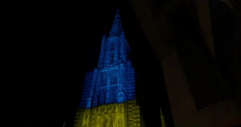 Low angle shot of the Ulmer Münster with Ukranian colors Video stock 171336068