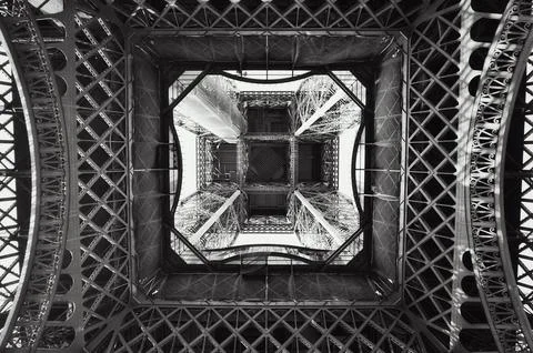 Low angle shot under the Eiffel Tower in Paris, France Foto stock