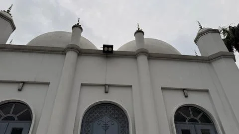 Low Angle Shot of White Mosque Featuring Arched Doors and Dome Architecture 스톡 사진