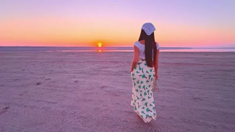 Low Angle Shot of Woman in Maxi Skirt Walking at Sunset Stockbeeldmateriaal 345134939