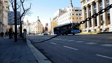 Low angle slow motion shot of Madrid Intersection, Traffic on Calle de Vidéo 117159066