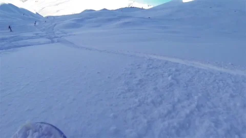 Low angle on snowboard in powder snow 動画素材 88599761