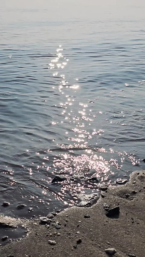 Low Angle Sparkling Waves Rolling onto Sandy Shore at Sunset, 4K Vídeos de archivo 330035540