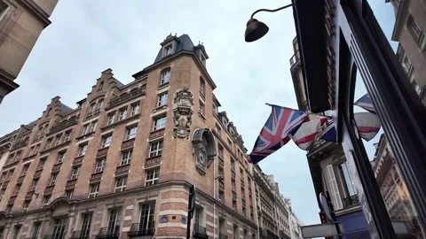 Low angle static shot of the British Union Jack flag waving from a traditional P Vídeos de archivo 332656664