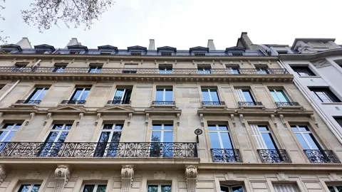 Low angle static shot of a classic Haussmann-style building facade with ornate w Vídeos de archivo 332660742