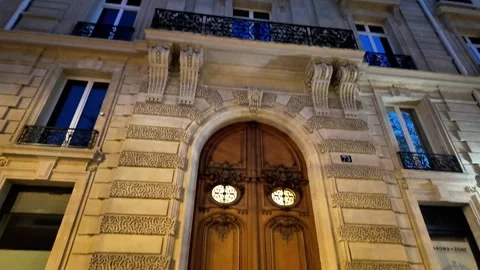 Low angle static shot of a classic Haussmann-style building facade at twilight Stockbeeldmateriaal 332666963