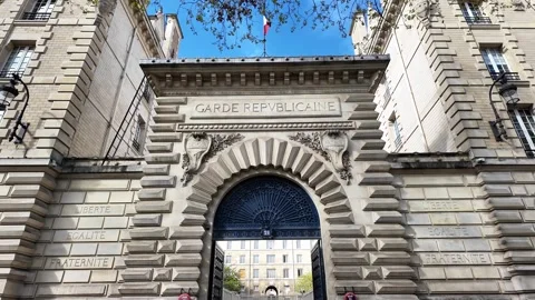 Low angle static shot of the Garde Républicaine headquarters entrance framed by Vídeos de archivo 332676116