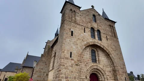 Low angle static shot of a medieval stone church facade with pointed towers unde Vídeos de archivo 332679589