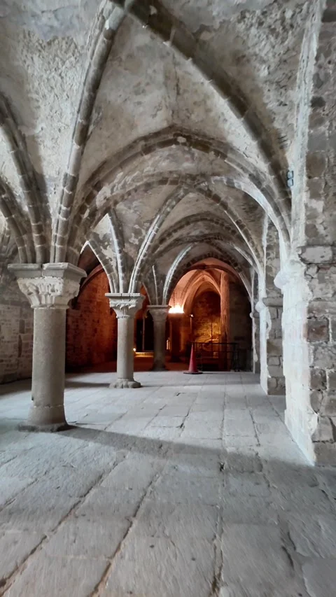 Low angle static shot of the Mont Saint-Michel Abbey towering over traditional s Vídeos de archivo 332724065
