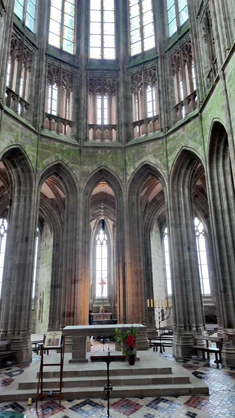 Low angle static shot of the Mont Saint-Michel Abbey towering over traditional s Vídeos de archivo 332724106