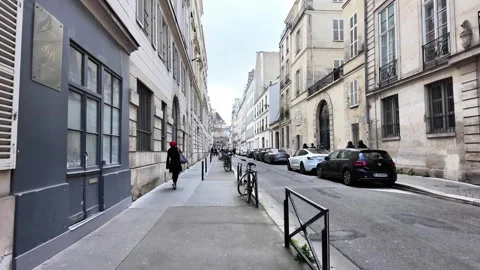 Low angle static shot of a narrow Parisian street with traditional architecture Vídeos de archivo 332660213