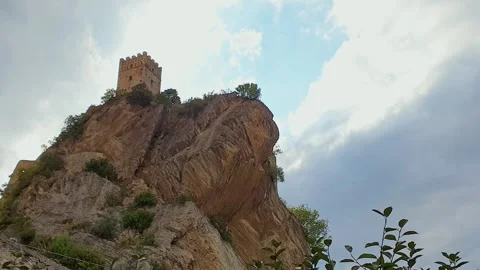 Low angle static shot of Roccascalegna castle in Italy Vídeo Stock 278963575