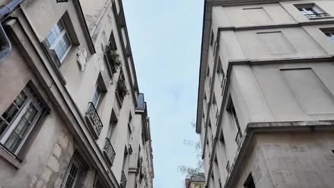 Low angle static shot of Rue des Barres historic narrow street architecture Vidéo 332660235