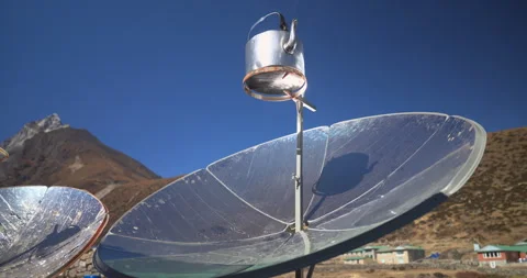Low angle static shot of a single metal kettle boiling on a parabolic solar Vídeos de archivo 337395048