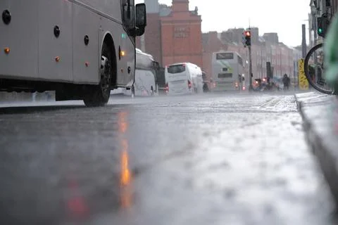 Low angle still image of the road during rainy day. Foto stock