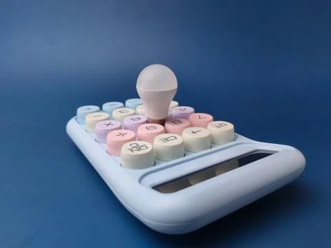 A low-angle studio shot featuring a small white USB LED light bulb placed o.. 库存照片