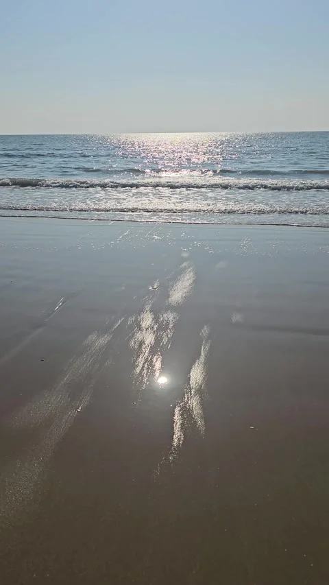 Low Angle Sunlight Reflection on Calm Ocean Shoreline, 4K Vídeos de archivo 330035547