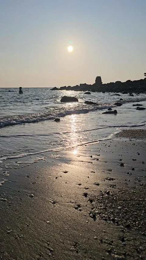 Low Angle Sunset Waves Reflecting Sunlight on Sandy Beach, 4K Vídeos de archivo 330035511