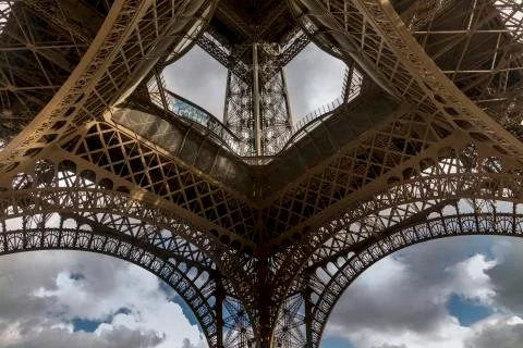 Low angle symmetrical view of Eiffel Tower, Paris, France 스톡 사진