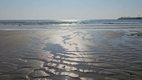 Low Angle Tidal Patterns Reflecting Sunlight on Sandy Beach, 4K Vídeos de archivo 330035520