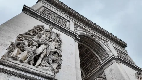 Low Angle Tilt-Down Shot of Arc de Triomphe Sculptures and Tourists Vídeos de archivo 332602162