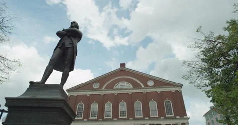 Low-angle tilt up Samuel Adams Statue and Faneuil Hall in Boston Vidéo 219221476