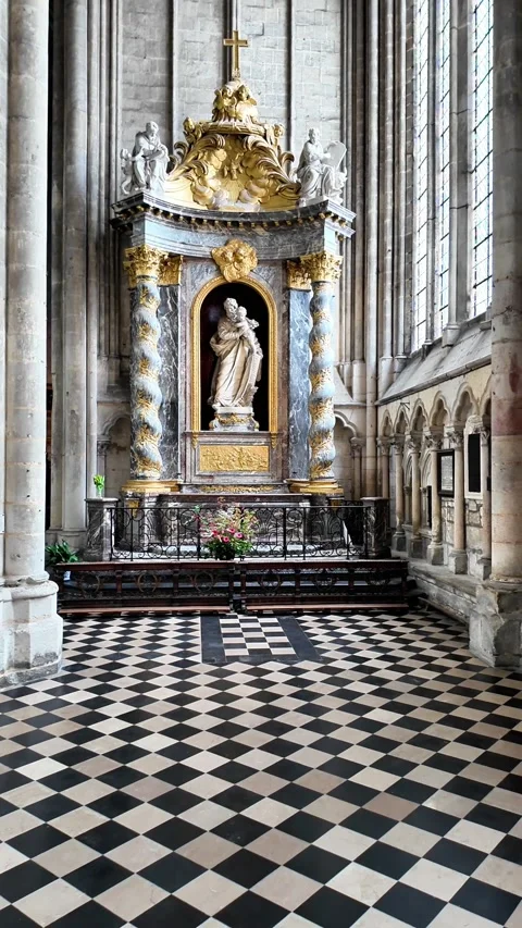 Low-angle tilt-up shot of the interior of a Gothic cathedral, from the patterned Vídeos de archivo 332999776
