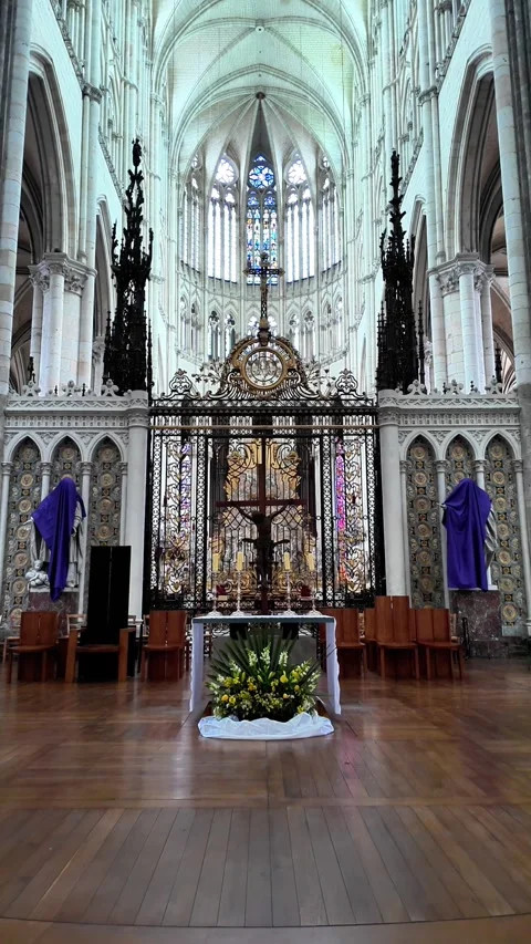 Low-angle tilt-up shot of the interior of a Gothic cathedral, from the patterned Vídeos de archivo 332999777