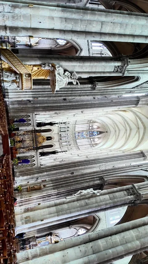 Low-angle tilt-up shot of the interior of a Gothic cathedral, from the patterned Vídeos de archivo 332999801