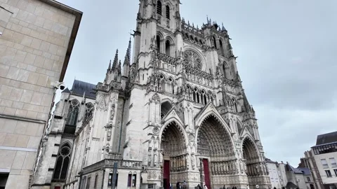 Low-angle tilt-up shot showcasing the highly detailed facade of a grand Gothic c Vídeos de archivo 332999838