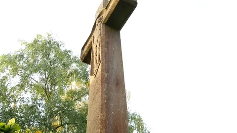 Low angle tilt top off war memorial cross side to base with poppies Stock-Footage 119527862