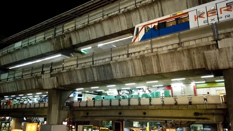 Low angle time lapse of Bangkok Siam Station train bridges at night 스톡 동영상 107300618