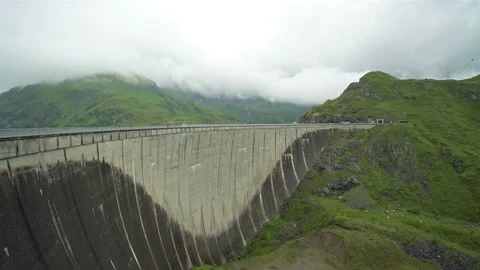 Low angle timelapse of a dam high in the mountains with fog and clouds Stock-Footage 122061904