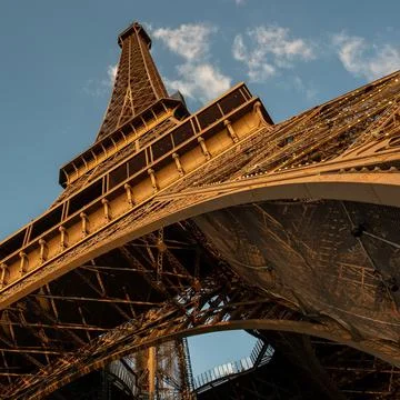 Low angle of the Tour Eifel 스톡 사진