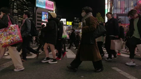 Low angle tracking people crossing street in Shinjuku Vidéo 295160875