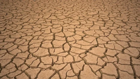 Low Angle Tracking Shot Over Deeply Cracked Parched Earth in Climate Crisis Vídeos de archivo 334726733