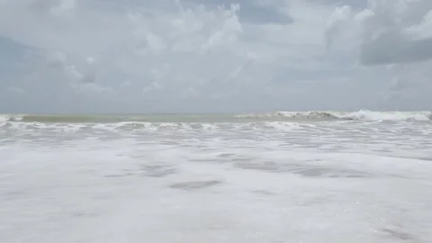 Low angle tropical natural view at beach sea with wave hitting white sand b.. Vidéo 337929464