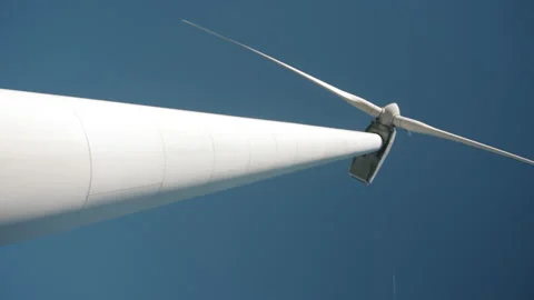 Low angle vertical footage of rotor hub and nacelle of a wind mill and tower. 스톡 동영상 170667730