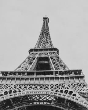 Low angle vertical grayscale shot of an Eiffel Tower in Paris, France 写真素材
