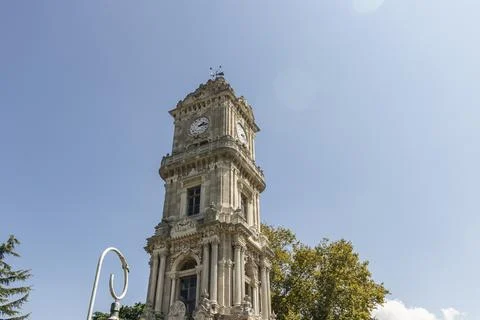 Low Angle Vertical View of Dolmabahce Clock Tower in Istanbul Turkey Stock-Fotos