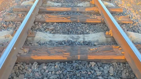 Low angle video of endless railway tracks with wooden and concrete sleepers.. Vídeos de archivo 333790959