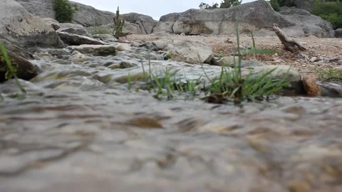 Low Angle Video Footage Of Water Cascading Over Flat River Rocks And Boulders Vidéo 334903500