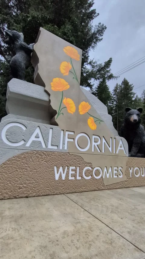 Low-angle video of the iconic California Welcomes You monument sign Stock Footage 346185539