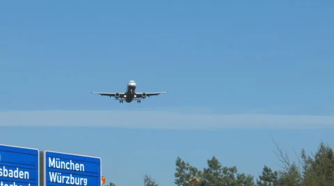Low-angle view of Airplane approaching the runway of Frankfurt Airport. Видео 67866306
