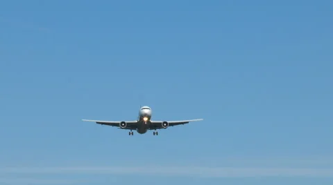 Low-angle view of Airplane approaching the runway of Frankfurt Airport. Видео 67866487
